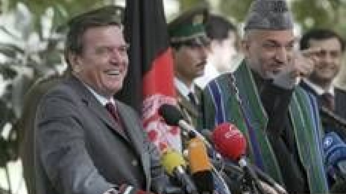 Schröder junto al presidente interino afgano , Hamid Karzai, ayer en Kabul