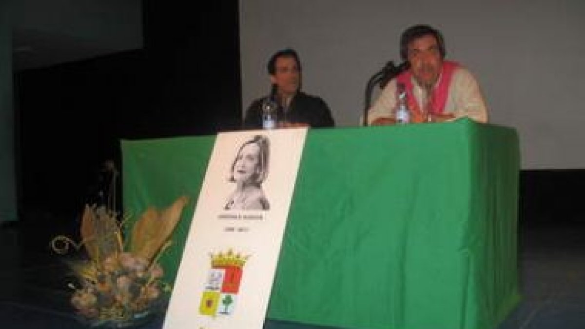 Diego Buenosvinos y Manuel Cachafeiro clausuraron la semana cultural de Josefina Aldecoa.