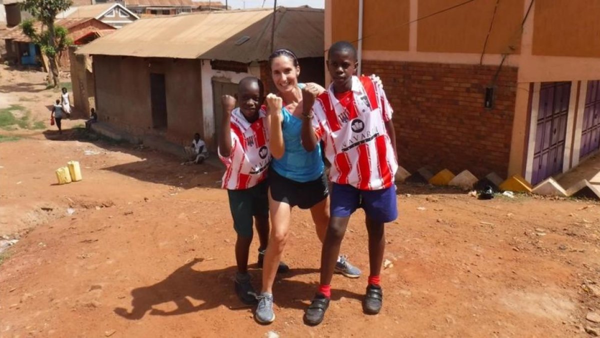 Patricia Campos Doménech, junto a dos niños, en Kajjansi, una pequeña aldea de Uganda donde lleva a cabo su labor solidaria.