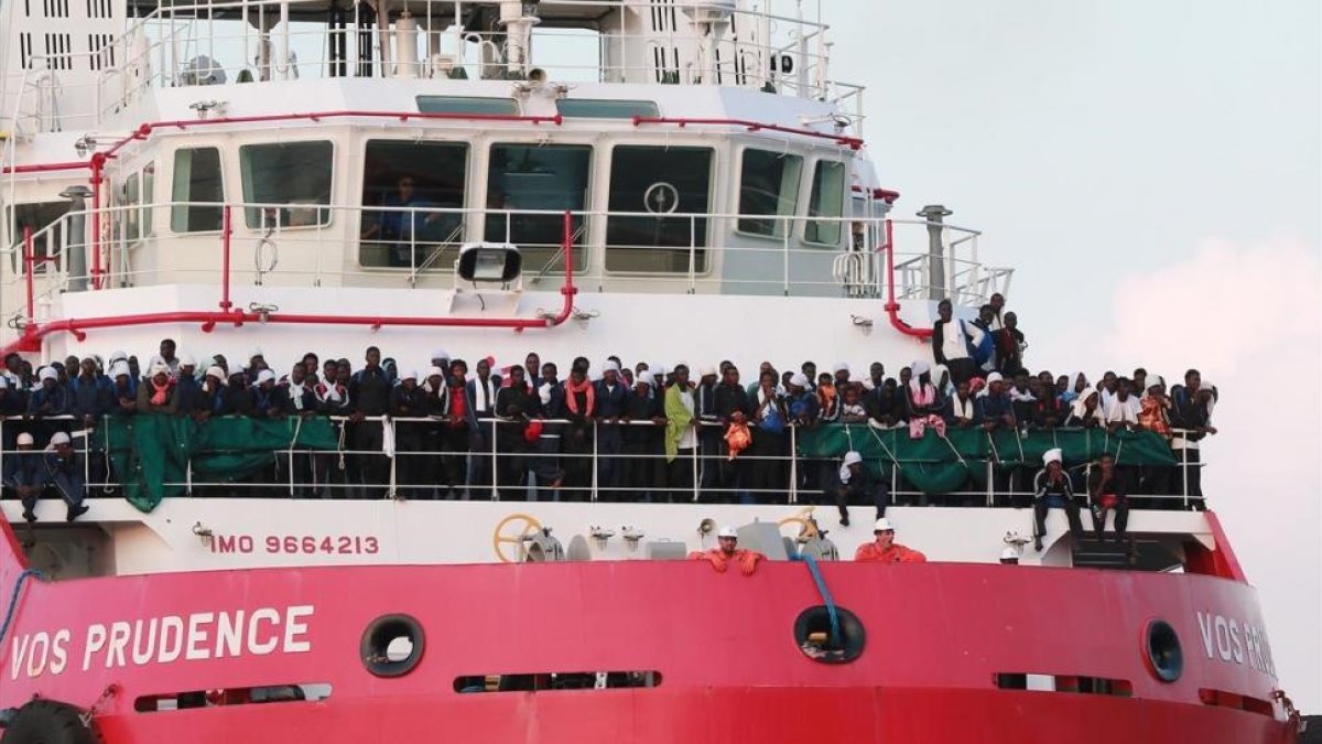 Inmigrantes rescatados por el Prudence, de Médicos sin Fronteras, a su llegada al puerto de Salerno (Italia), el 14 de julio.