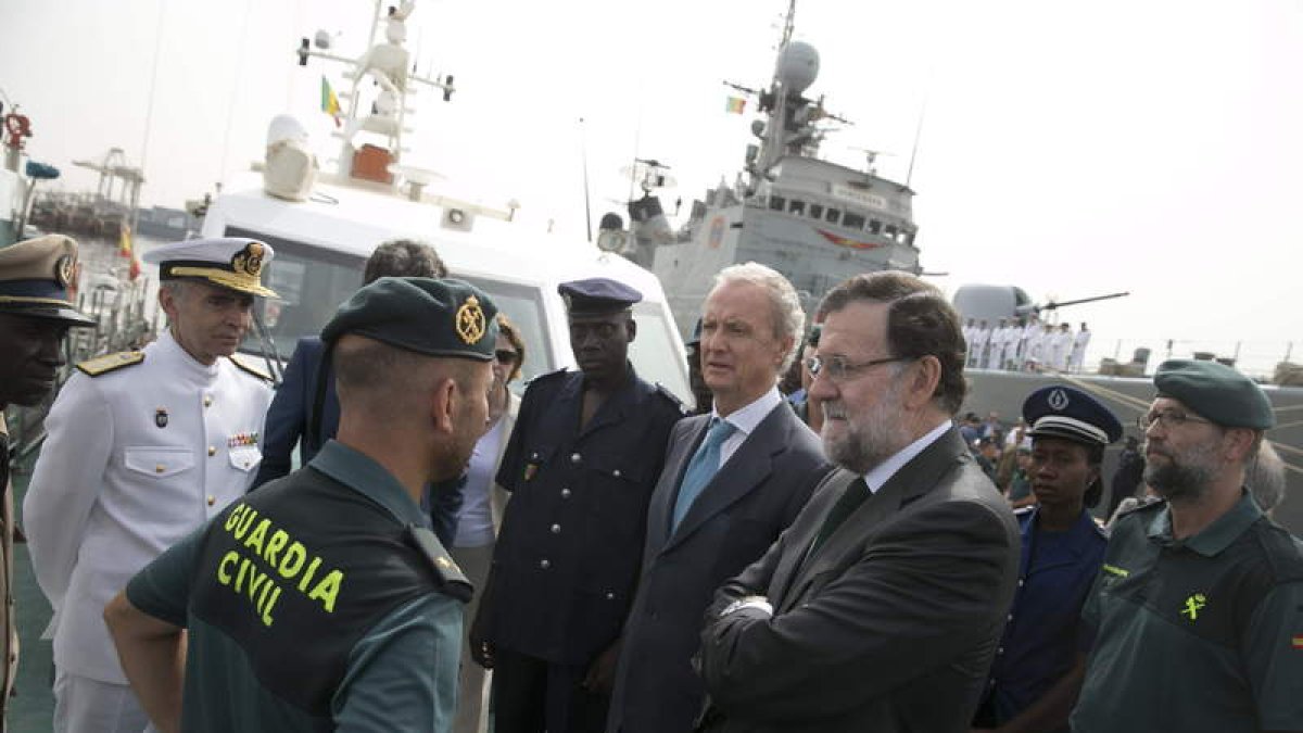 Rajoy y Morenés conversan con los efectivos españoles en la base naval de Dakar.
