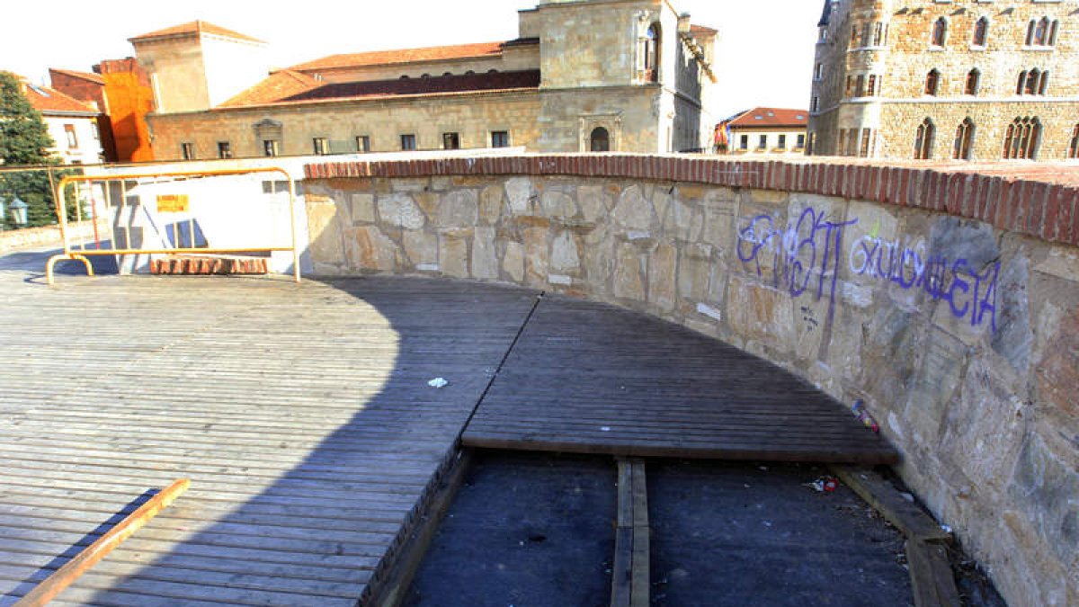 Imagen del lamentable estado en el que se encuentra la muralla a la altura de Ruiz de Salazar.