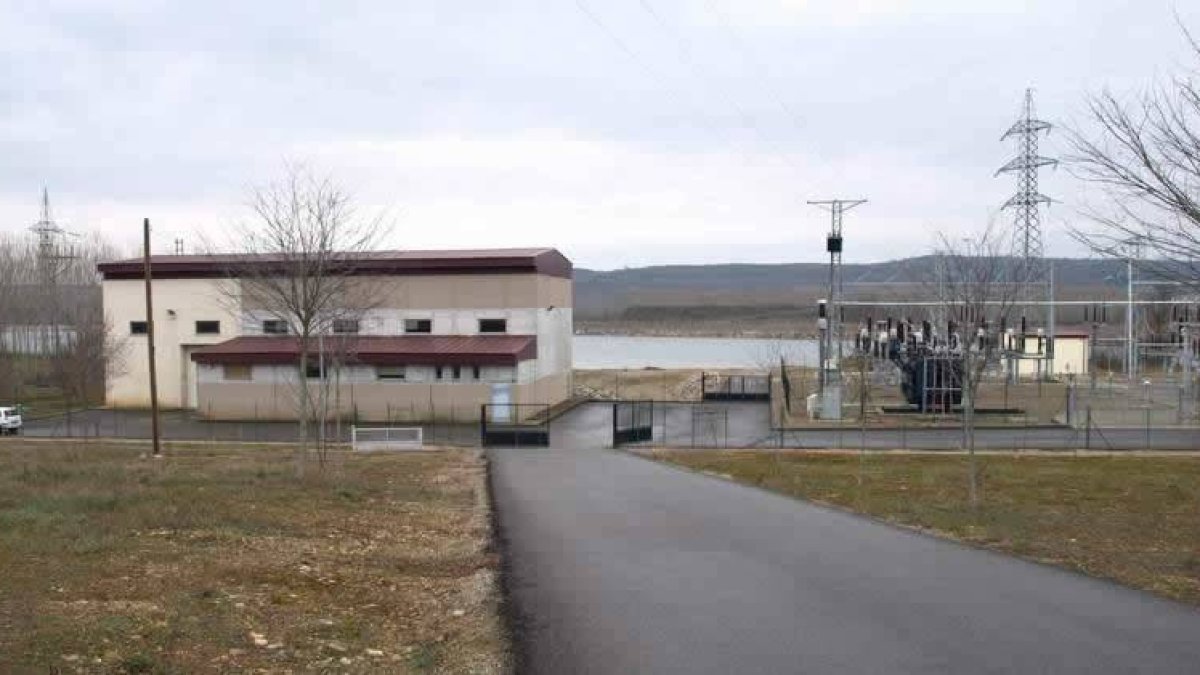 Instalaciones de la central hidroeléctrica ubicada en Sahechores de Rueda.