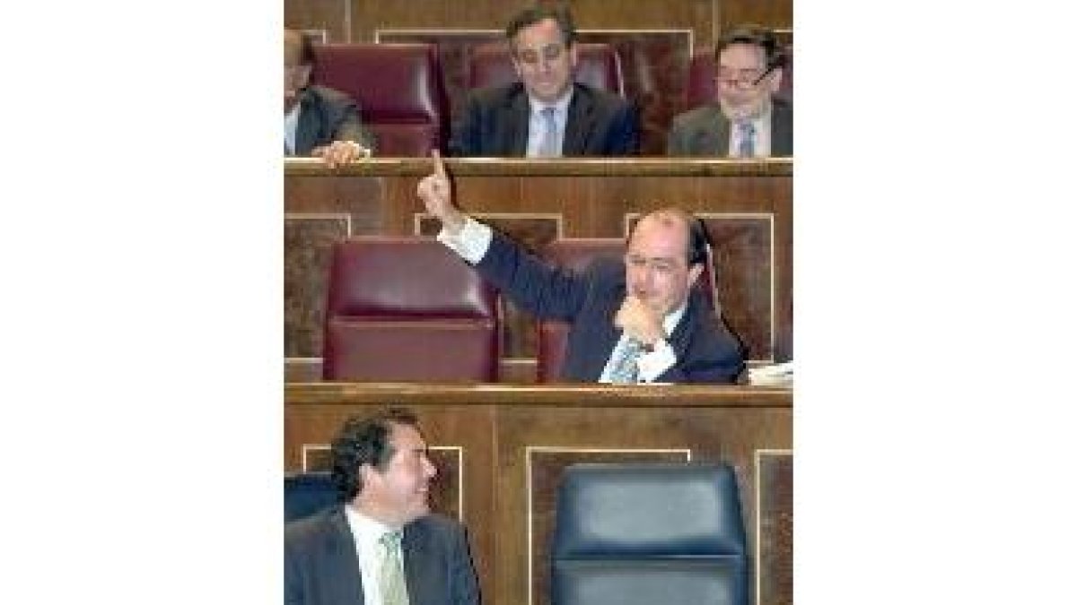 El ministro de Justicia, Miguel Ángel Michavila _abajo_, en el Congreso