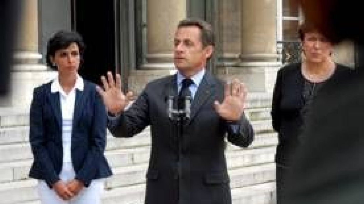 Sarkozy, acompañado por las ministras de Justicia y de Sanidad anuncia la medida de su gabinete