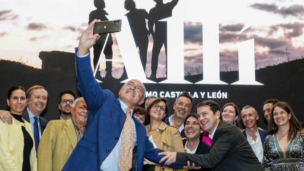 El presidente de la Junta de Castilla y León, Alfonso Fernández Mañueco (4d), posa con el grupo Café Quijano, que forma parte de la Campaña Turística Otoño-Invierno de Castilla y León. ICAL