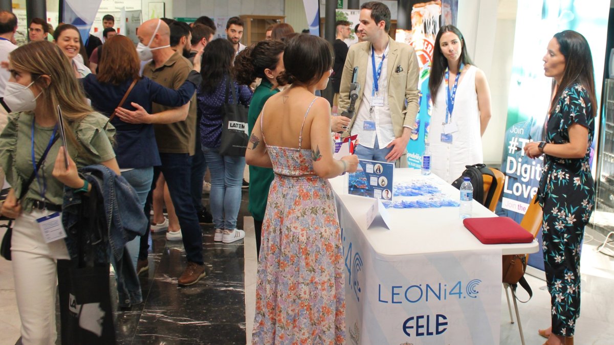 Alumnos y empresas, en la feria universitaria 'Think Tank'.