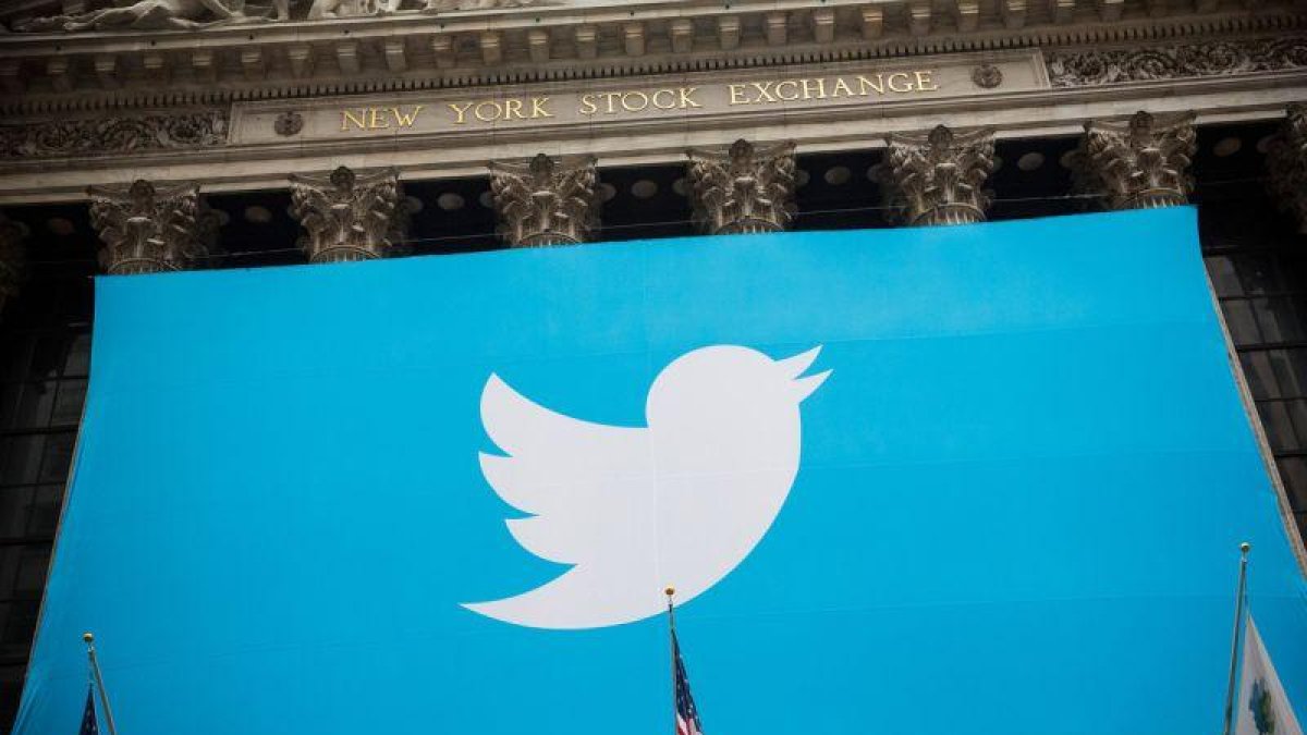 El logo de Twitter desplegado en la fachada de la Bolsa de Nueva York.