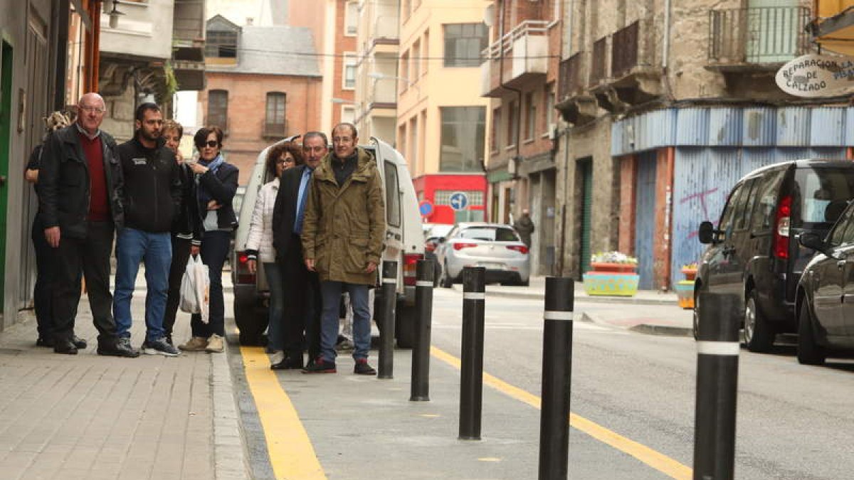 Comerciantes de la calle Marcelo Macías, ayer fotografiados con los polémicos pivotes. L. DE LA MATA