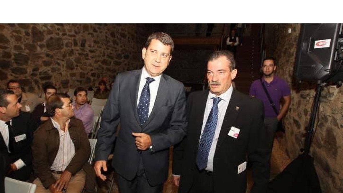 Carlos López Riesco con el presidente de los sumilleres de España, Pablo Martín, en uno de los actos del Castillo.