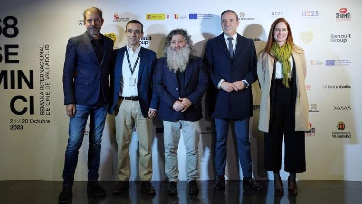 Raúl Pérez, en el centro, en el acto de entrega de la Espiga de Honor de la Seminci. SEMINCI OFICIAL