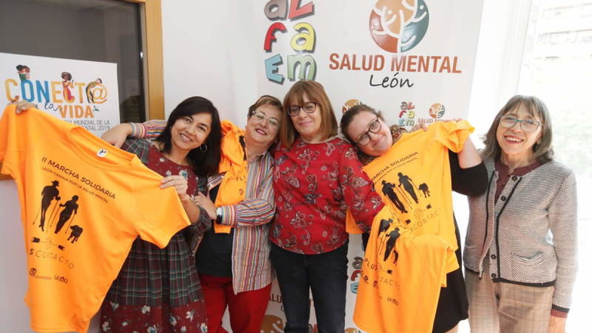 La camiseta naranja, color que simboliza la enfermedad mental, es el emblema de la II Marcha León Camina por la Salud Mental. RAMIRO