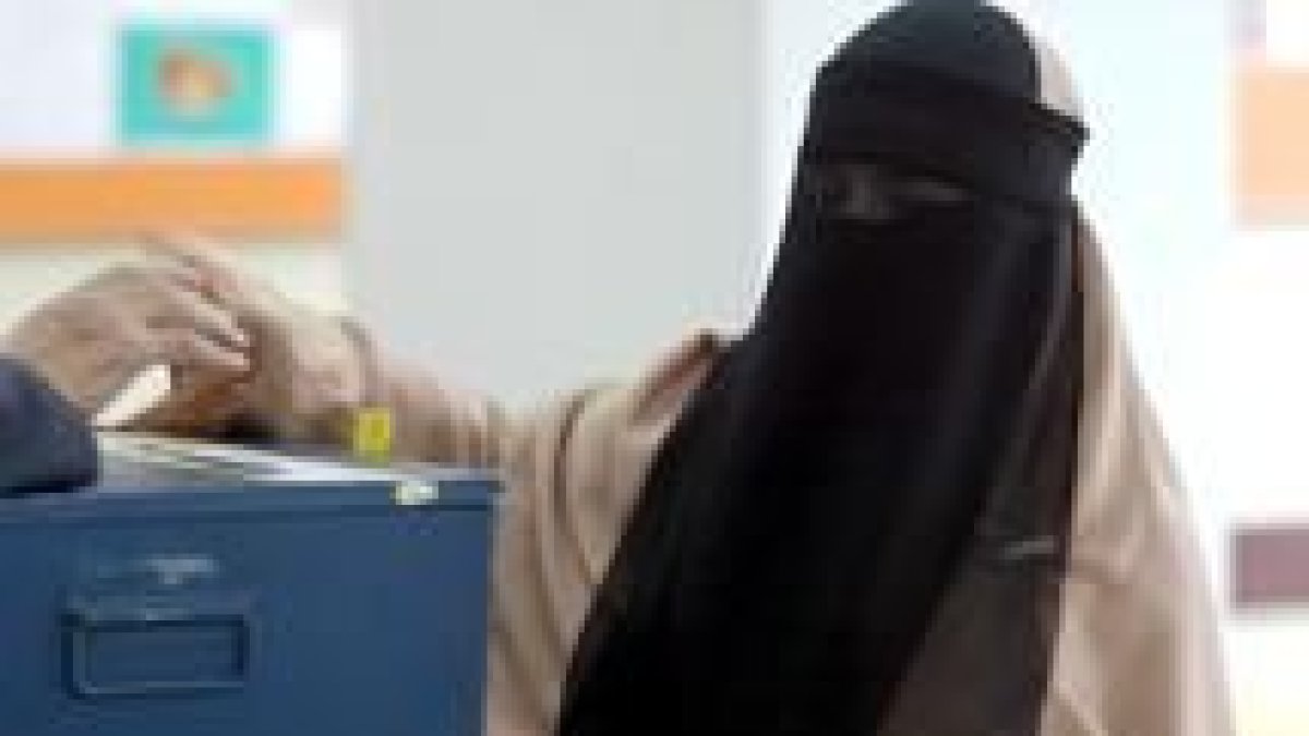 Una bosnia musulmana deposita su voto en la urna electoral