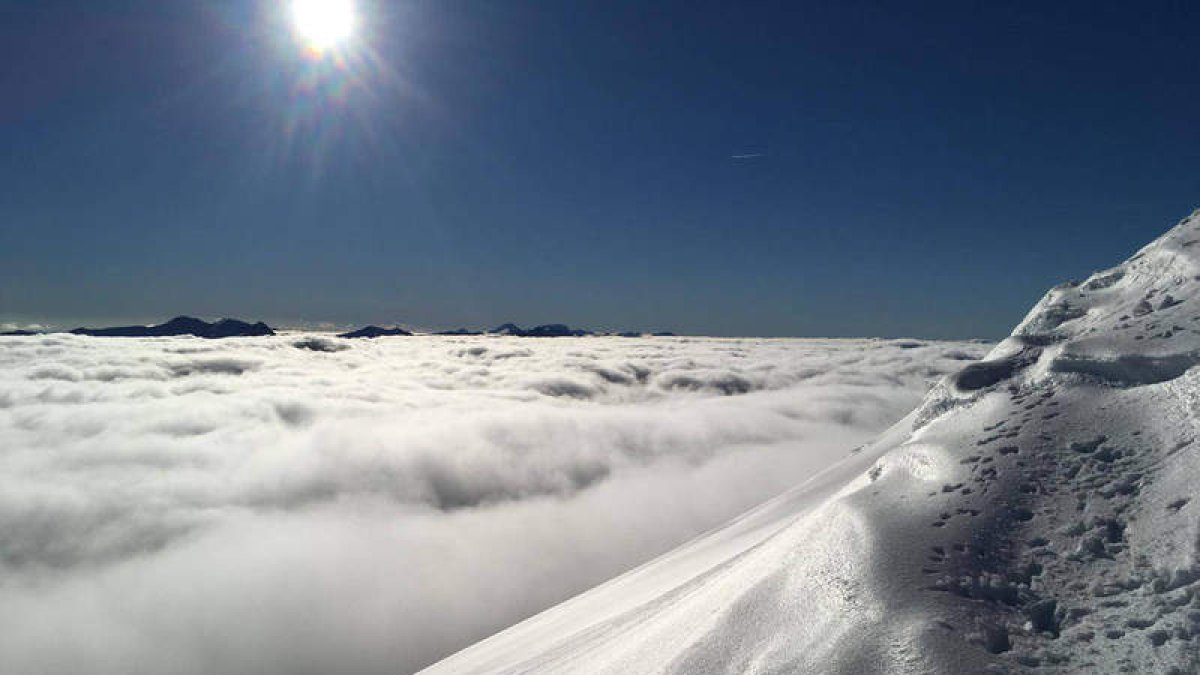 Las horas de subida tienen su recompensa al final de la jornada. El esquí de montaña permite a los aficionados llegar a cotas de altitud casi imposibles en el esquí alpino, además de disfrutar de pistas únicas.