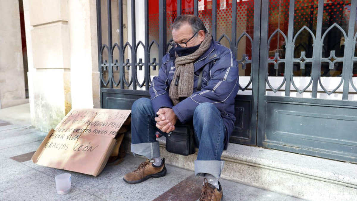 Paco Alba, de 63 años, pide en Ordoño desde hace tres meses tras quedarse en paro en enero y no encontrar empleo en la hostelería, situación que empeora en pandemia. MARCIANO PÉREZ