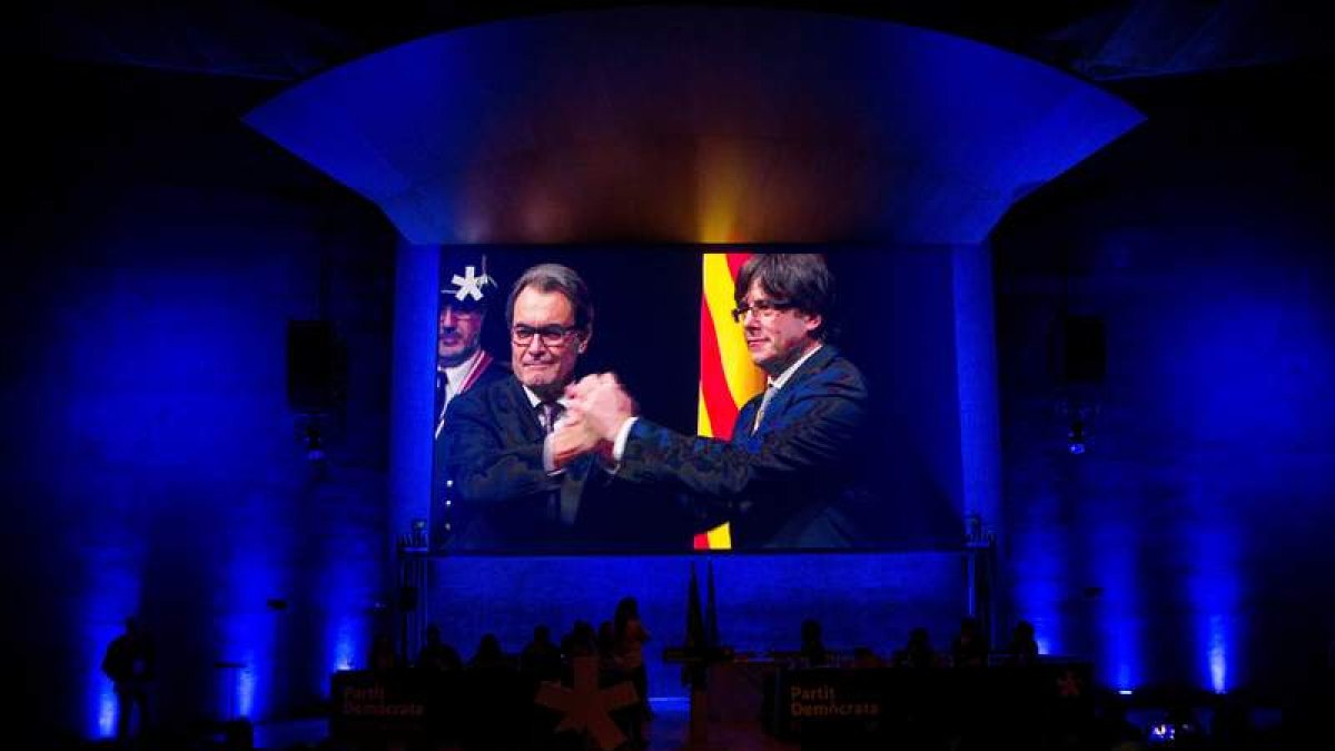Proyección de un vídeo con momentos de la trayectoria de Artur Mas, proyectado durante el consell nacional de ayer. QUIQUE GARCÍA