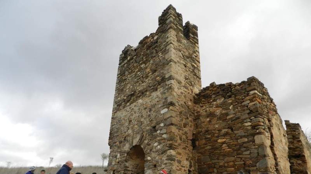 Voluntarios de Promonumenta y vecinos de Valdueza, ante la ermita de Folibar. PROMONUMENTA