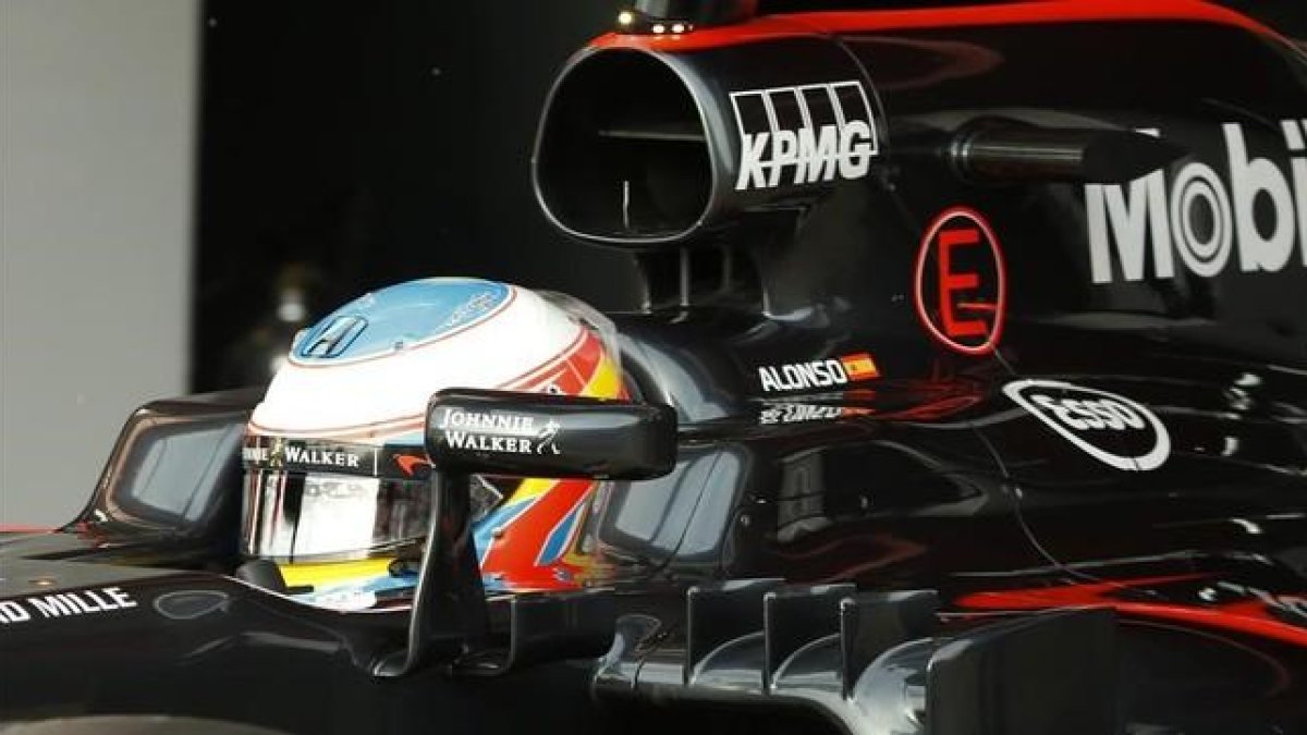 Fernando Alonso deja el garaje de McLaren-Honda en los ensayos de este jueves en Montmeló.