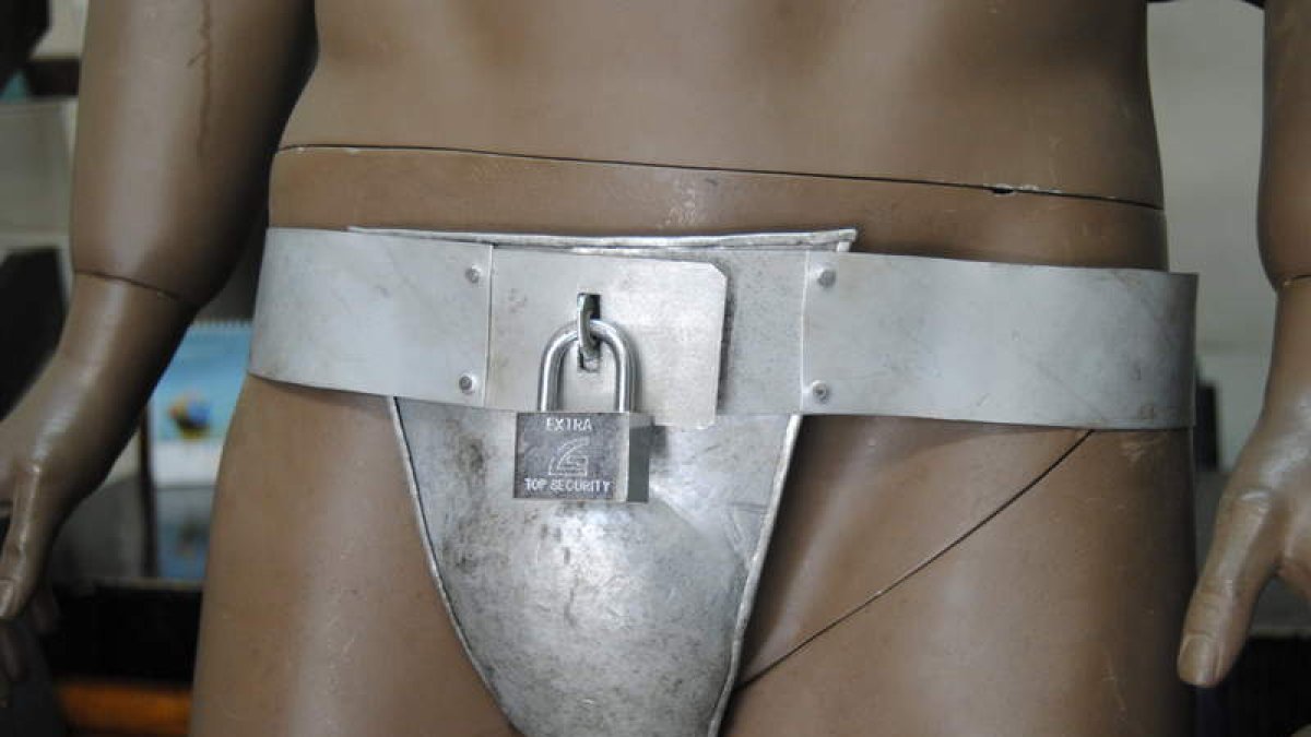 Un caparazón metálico encierra sus genitales bajo llave. Villén