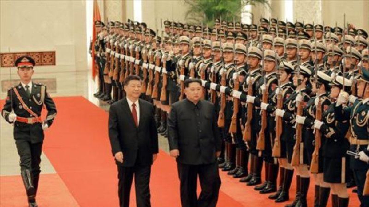 Kim Jong-un y Xi Jinping pasan revista a la guardia de honor en Pekín, en una imagen de archivo.
