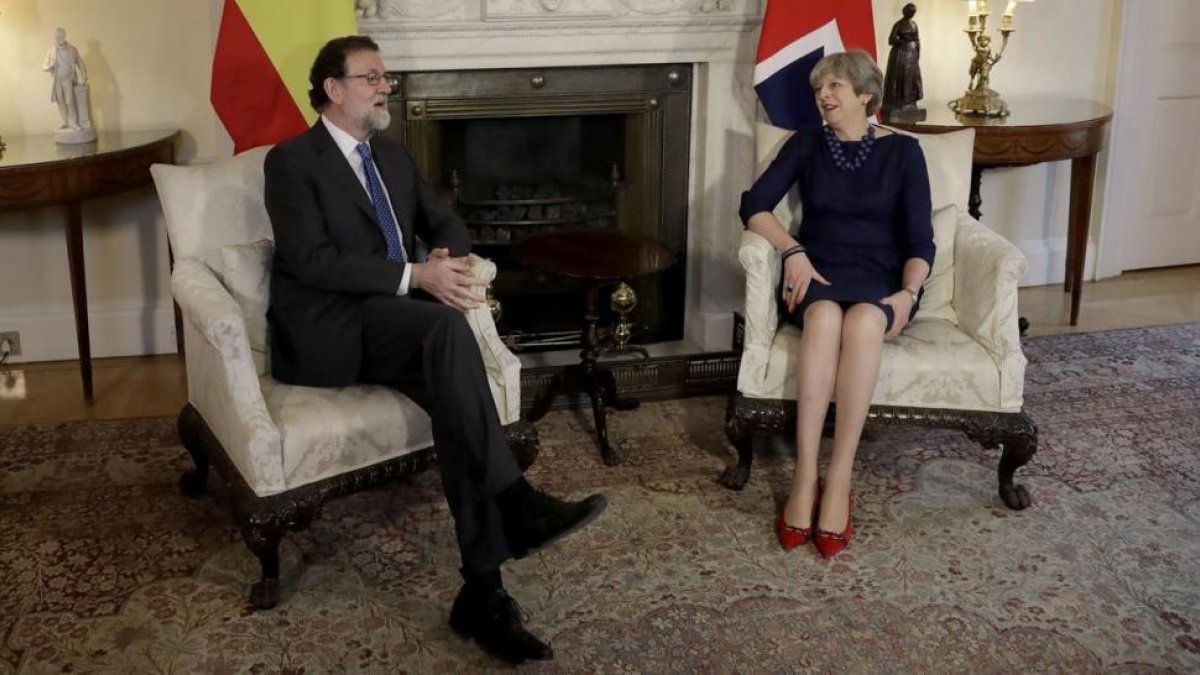 La primera ministra británica, Theresa May, junto al presidente Mariano Rajoy, en Downing Street.