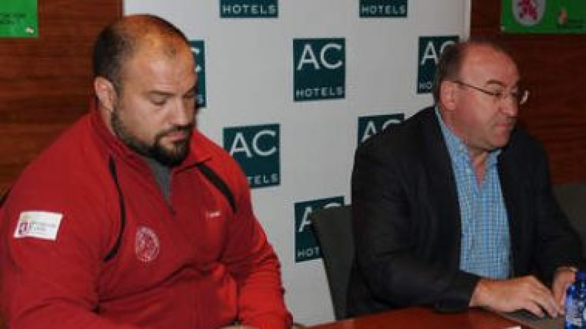 Manuel Martínez y Carlos Burón durante un acto de presentación del lanzador leonés.