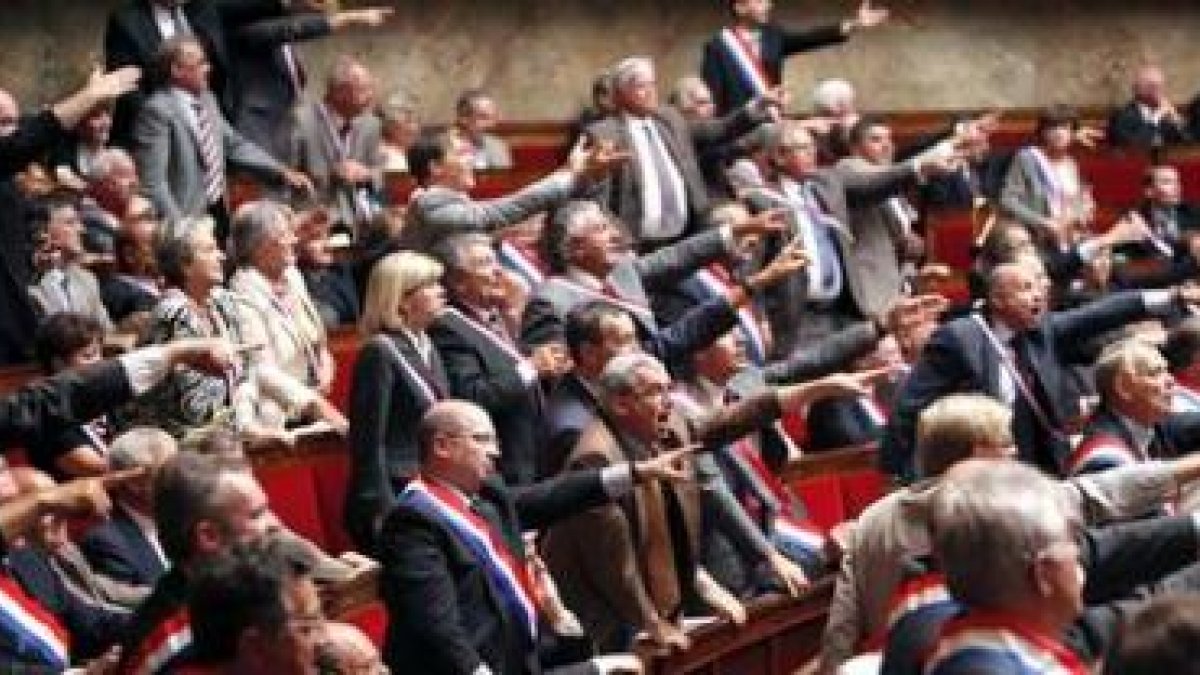Los diputados franceses protestan durante la sesión de la Asamblea Nacional para debatir el retraso