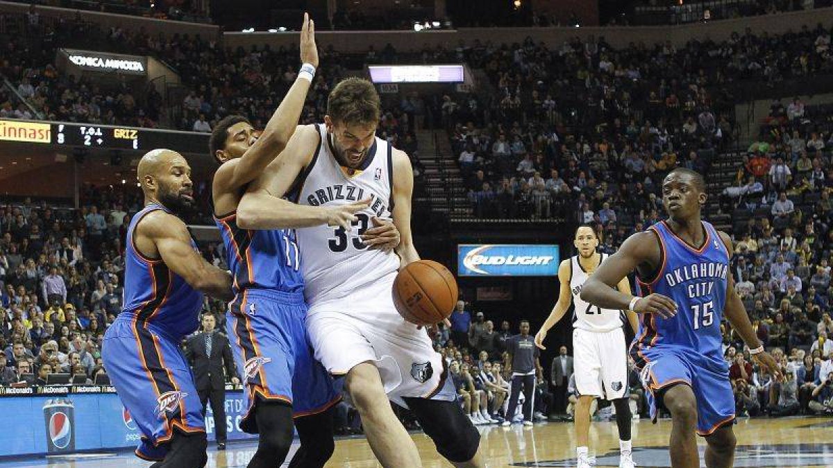 Marc Gasol, rodeado de defensores del Oklahoma.