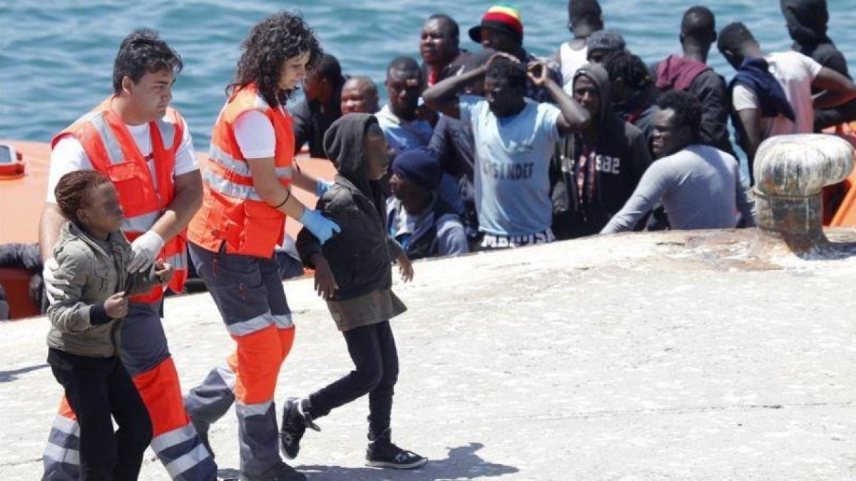 Dos menores son rescatados por miembros de la Cruz Roja tras llegar a la costa gaditana en una patera, el año pasado en Tarifa.