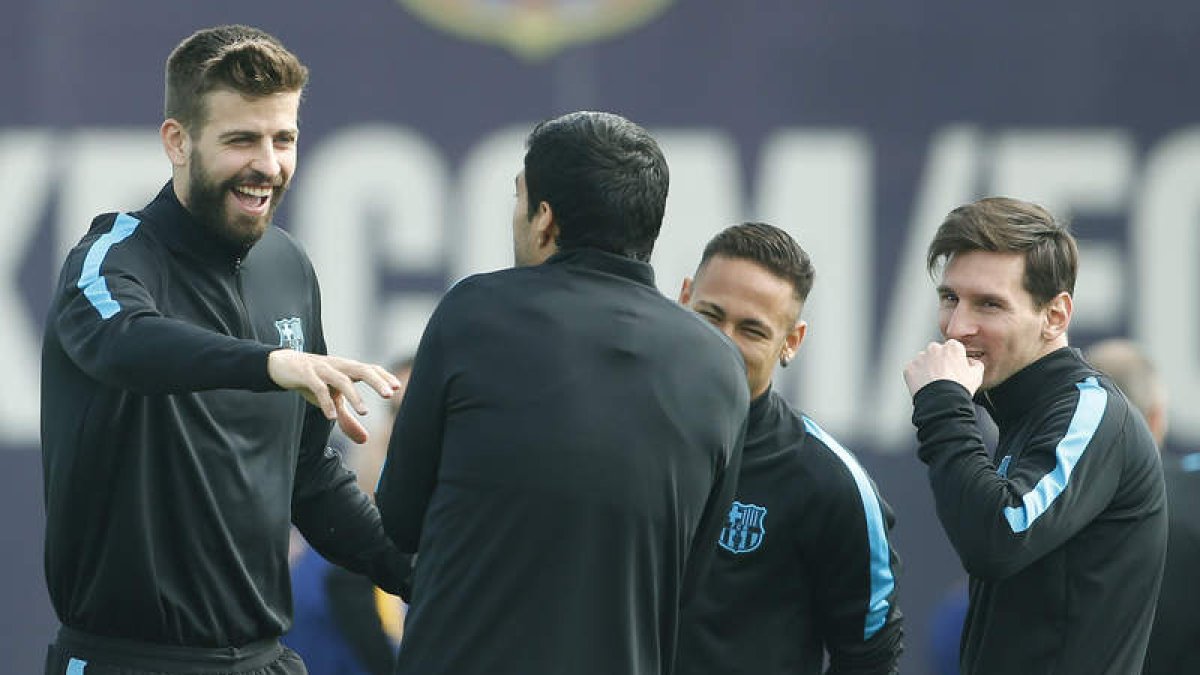 Piqué bromea con Luis Suárez en presencia de Messi y Neymar en el entrenamiento de ayer. DALMAU