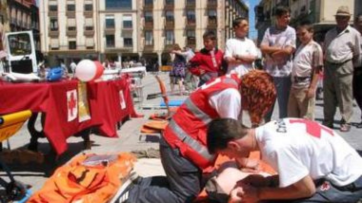 Voluntarios de Cruz Roja Astorga durante una demostración, en una imagen de archivo.