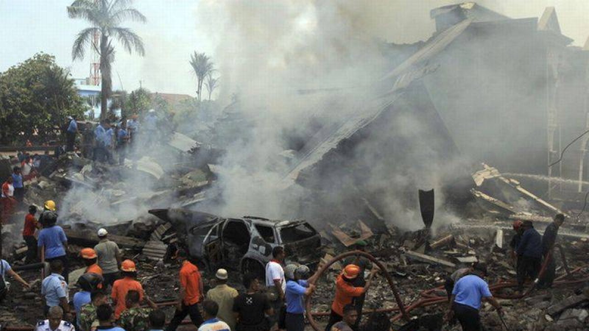 Miembros de los servicios de rescate indonesios trabajan en la búsqueda de víctimas tras estrellarse un avión militar de transporte del Ejército indonesio en Medán.