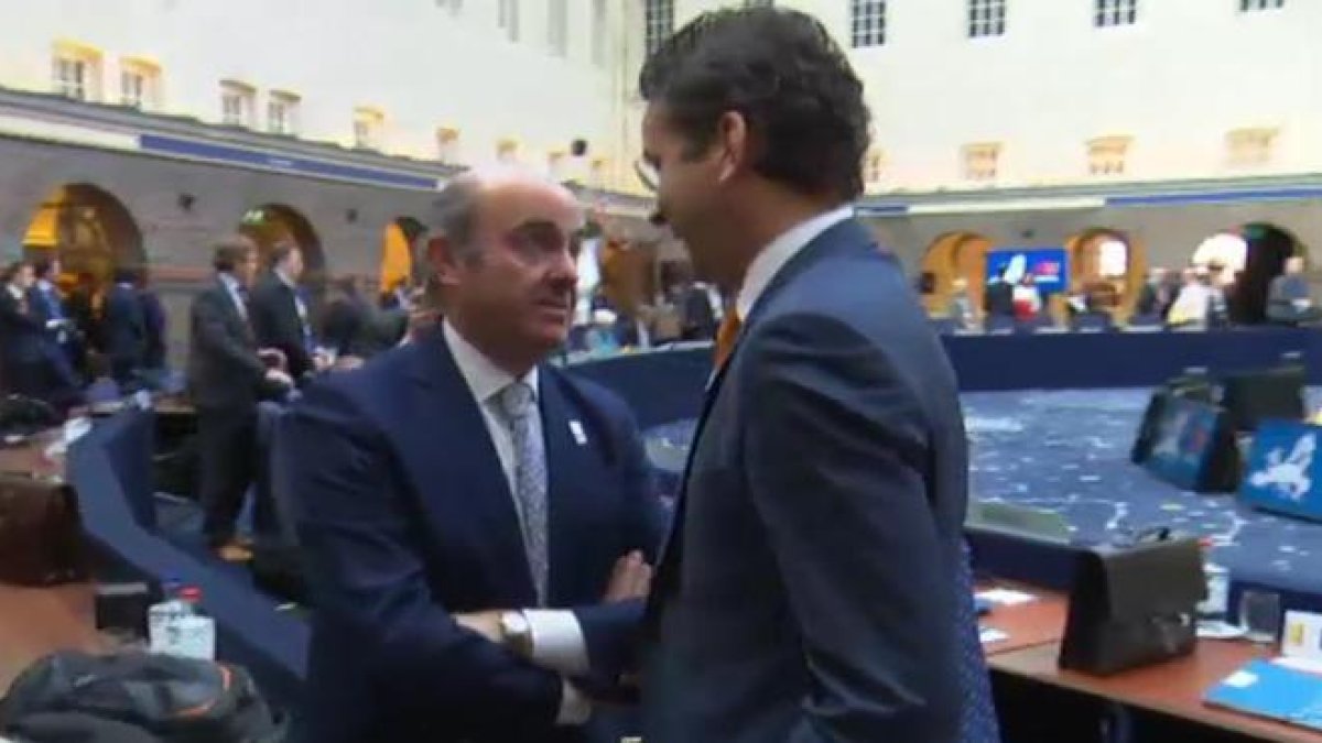 Conversación del ministros Luis de Guindos con el presidente del Eurogrupo, Jeroen Dijsselbloem.