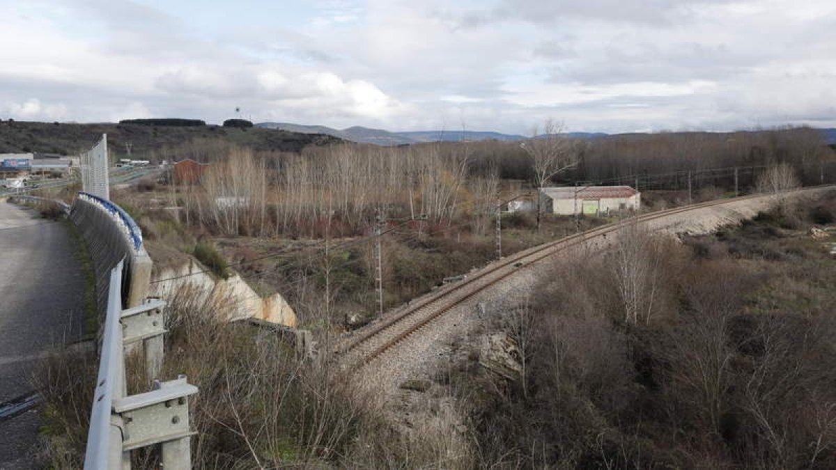 Imagen reciente del lugar donde Bembibre proyecta habilitar la conexión del polígono con al línea ferroviaria. L. DE LA MATA