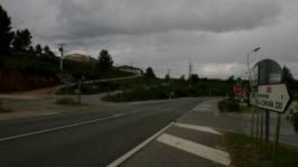 Entrada al polígono industrial de La Llanada, en la carretera N-VI a la altura del Montearenas