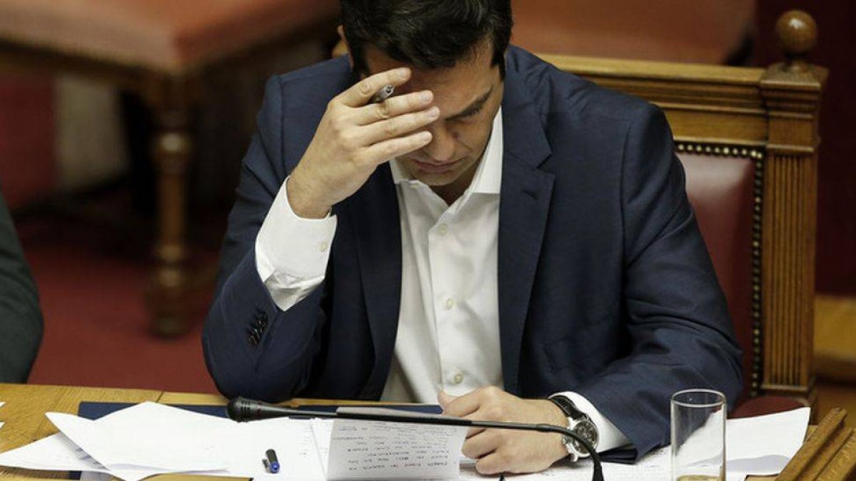 El primer ministro griego Alexis Tsipras repasa unas notas en el Parlamento.