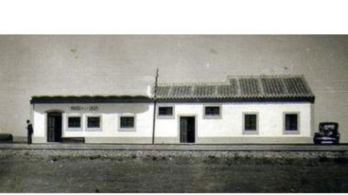 El apeadero de Riego, en 1951. Disponía de despacho de billetes, zona de pasajeros y vivienda.