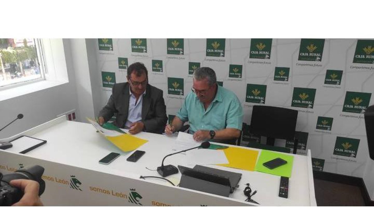 Narciso Prieto (Caja Rural) y Ángel Rivero (Lucha Leonesa) firman el convenio de colaboración. J. NOTARIO