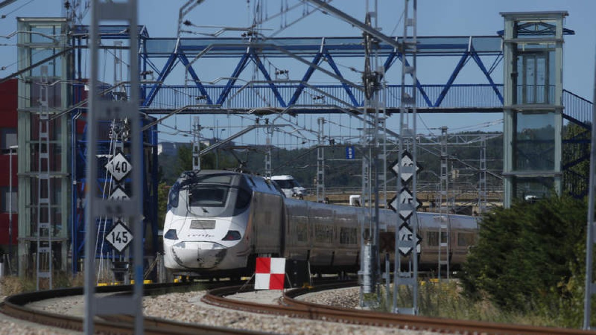 El Gijón-Alicante, ayer a punto de entrar en la capital leonesa, bajo los saltos de Trobajo. FERNANDO OTERO