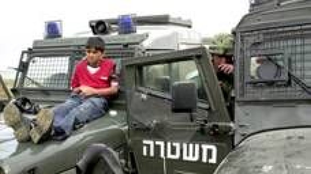 Muhamad Baduan, de 13 años, encadenado a un jeep israelí convertido en escudo humano