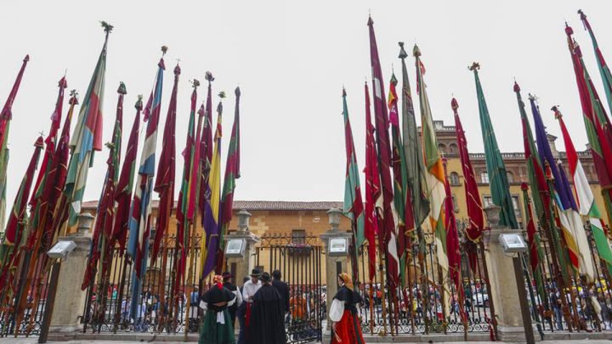 Desfile de pendones junto a la catedral de León con motivo de las fiestas de San Froilán