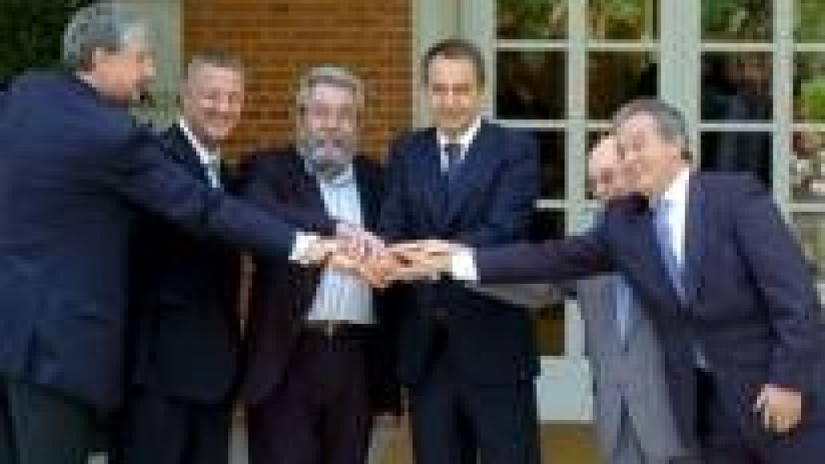 Zapatero y los agentes sociales sellaron el acuerdo en el Palacio de la Moncloa