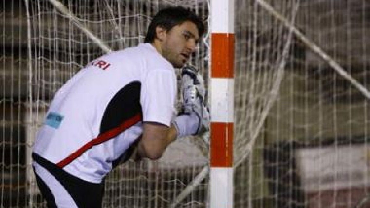 Igor Kos, en la imagen durante un entrenamiento con el Ademar, nunca llegó a cuajar en el equipo leo