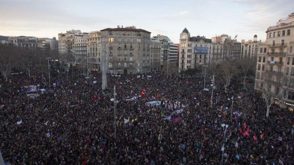 Decenas de miles de personas, en la manifestación feminista de Barcelona del 2017.