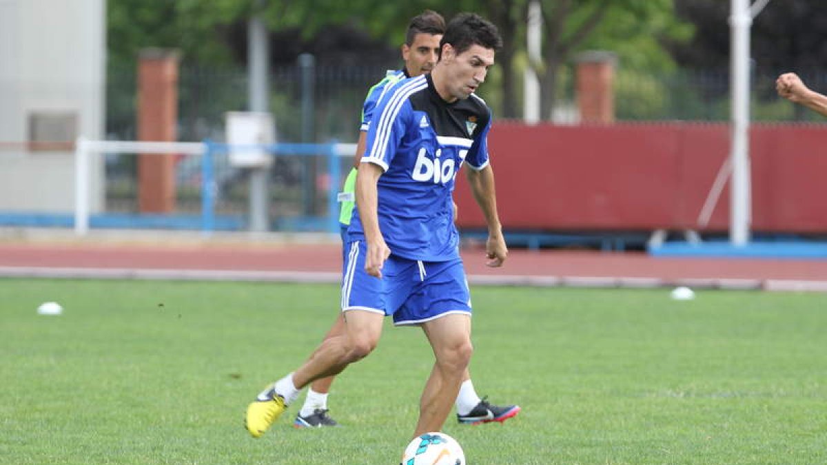 Óscar Ramírez podría repetir en el lateral izquierdo, donde Claudio le dio la titularidad la semana pasada en Murcia.