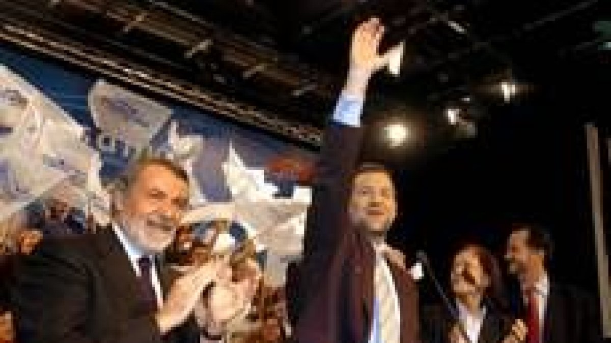 Mayor Oreja y Rajoy en un mitin, durante la campaña electoral, celebrado en Bilbao
