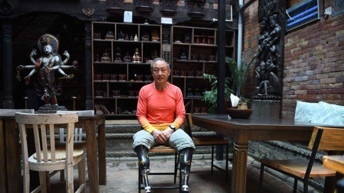Xia Boyu, el escalador chino de 70 años que ha coronado el Everest con las amputaciones.