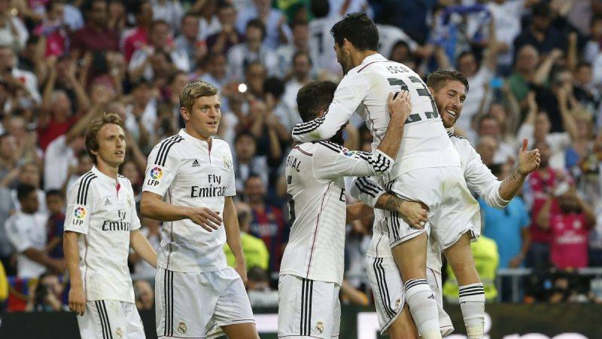 Los jugadores del Real Madrid celebran el tanto logrado por Karim Benzemá.