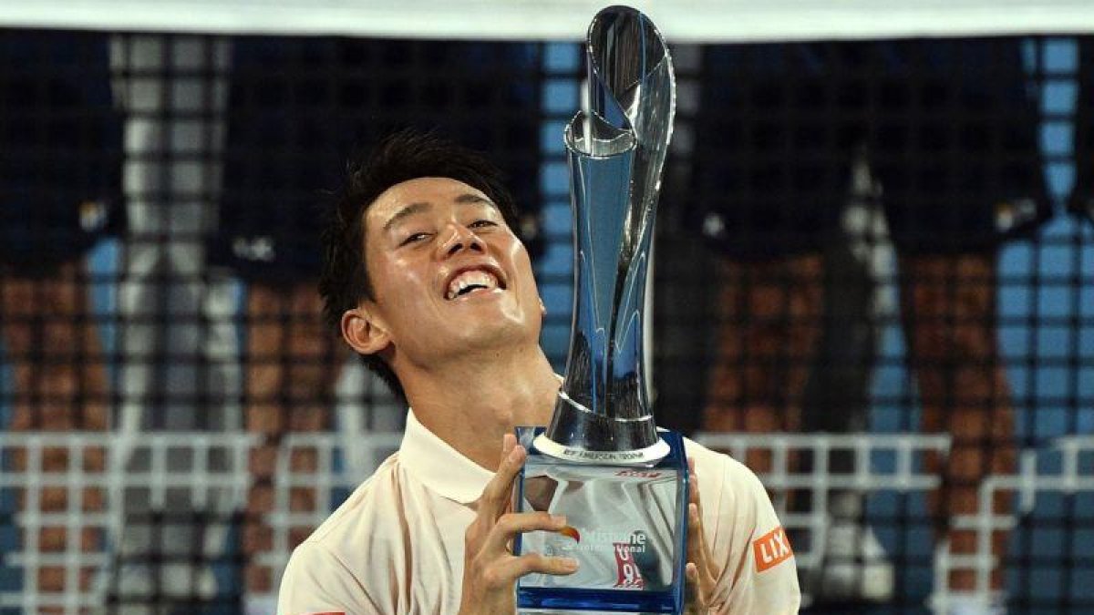 Nishikori exhibe el trofeo de Brisbane.