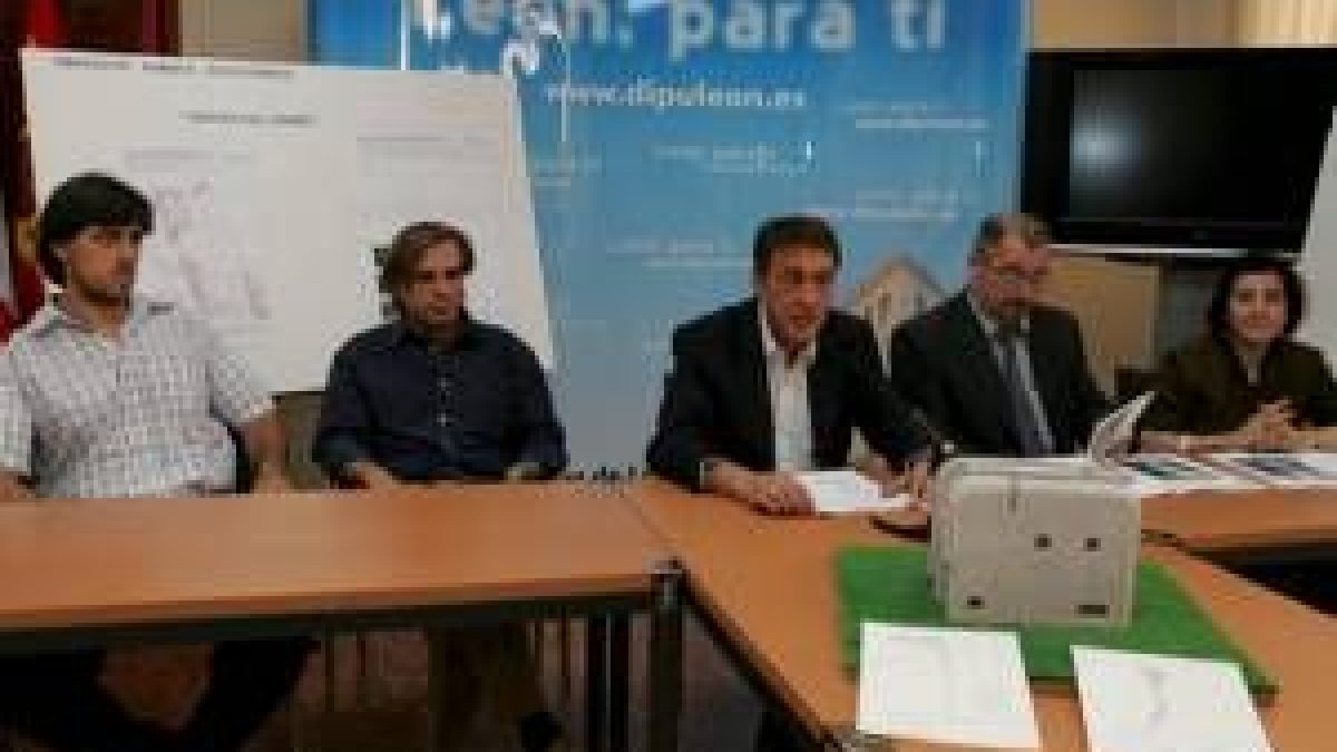 Dos de los artistas; el presidente, Javier García-Prieto; Luis García Martínez y Cirenia Villacorta